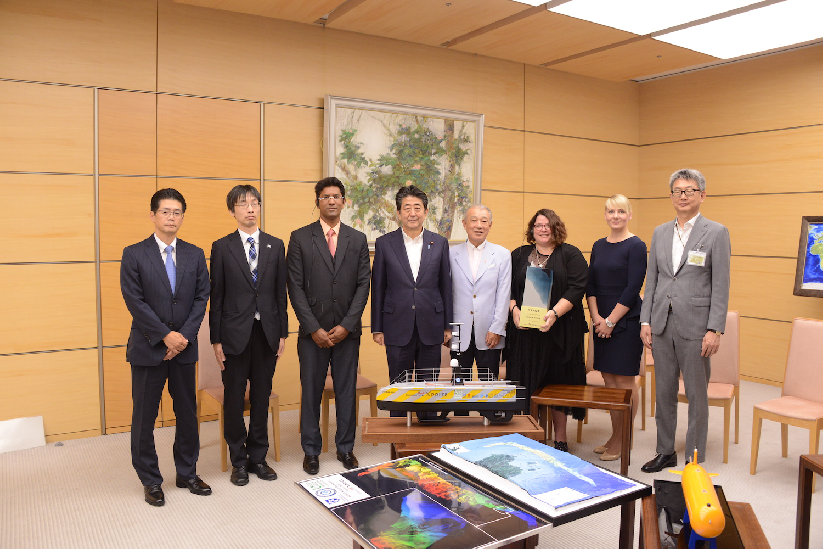 Shell Ocean Discovery XPRIZE Teams meet with the Prime Minister of Japan (Shinzo Abe, fourth from right) and the Chairman of the Nippon Foundation, Yohei Sasakawa (fifth from right)